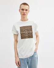 Cargar imagen en el visor de la galería, Camiseta Coach Cuadrado de firma
