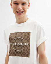Cargar imagen en el visor de la galería, Camiseta Coach Cuadrado de firma
