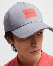 Cargar imagen en el visor de la galería, Gorro HUGO Square Logo
